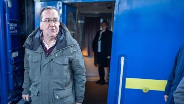 Πόλεμος στην Ουκρανία: «Λυπηρές οι υποχωρήσεις» του Τραμπ στον Πούτιν «πριν καν αρχίσουν οι συνομιλίες», λέει το  Βερολίνο