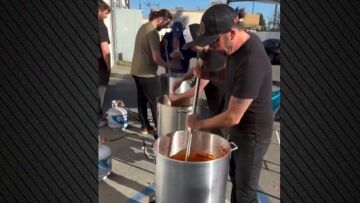 Ντέιβ Γκρόουλ: Μαγείρεψε φαγητό για εκτοπισμένους και πυροσβέστες στο Λος Άντζελες