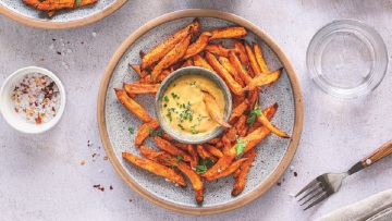 10 υγιεινές νοστιμιές στον φούρνο σαν τηγανητές: από σαγανάκι μετσοβόνε μέχρι μπιφτέκια πανέ και κοτομπουκιές με κρούστα κορνφλέικς