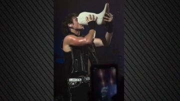 Μπένσον Μπουν: Ήπιε νερό μέσα από μπότα θαυμαστή του κατά τη διάρκεια συναυλίας του - Δείτε το βίντεο