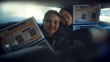 Προπαγανδιστικό βίντεο της Χαμάς: Έδωσε μπρελόκ με παλαιστινιακή σημαία στις ομήρους - Καθυστερείτε τη συμφωνία, λέει στο Ισραήλ