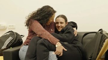 Πεινασμένες, στο σκοτάδι, χωρίς ντους, μαγείρευαν για τους απαγωγείς τους και καθάριζαν τουαλέτες - Συγκλονίζουν γυναίκες όμηροι της Χαμάς