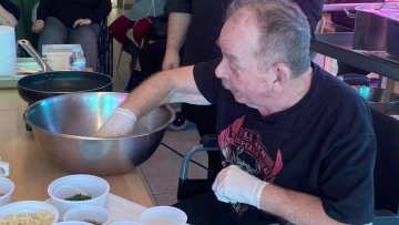 Ηλίας Μαμαλάκης: Στο νοσοκομείο με πρόβλημα στο ισχίο ο μάγειρας - Προετοίμασε γεύματα στους ασθενείς