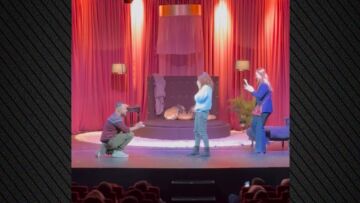 Θάλεια Ματίκα - Τάσος Ιορδανίδης: Βοήθησαν θεατή να κάνει πρόταση γάμου στη σκηνή του Θεάτρου Άλφα - Δείτε το βίντεο