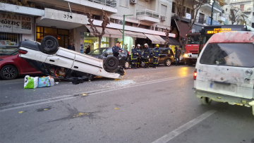 Πατησίων: Η στιγμή της ανατροπής του αυτοκινήτου - «Με πήρε ο ύπνος» είπε ο οδηγός