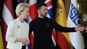 Στο πλευρό του Ζελένσκι η Ούρσουλα φον ντερ Λάιεν: Να είσαι δυνατός, γενναίος και ατρόμητος