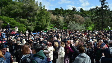 Πλήθος κόσμου στου Φιλοπάππου για τα παραδοσιακά «κούλουμα» της Καθαράς Δευτέρας - Φωτογραφίες