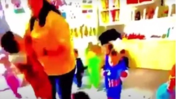 Κύπρος: «Θα σε πετάξω από το παράθυρο» - Σάλος από βίντεο με νηπιαγωγό να ταρακουνά 2χρονο παιδί