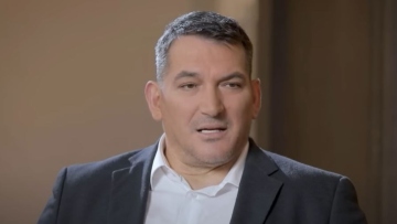 Πύρρος Δήμας: Η σύζυγός μου πριν πεθάνει μου είχε πει ότι ήμουν μικρός και έπρεπε να φτιάξω τη ζωή μου