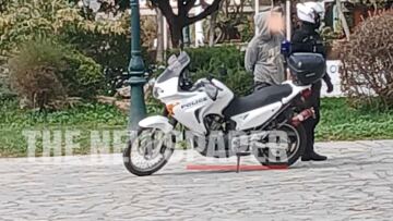 Βόλος: Χειροπέδες σε νεαρό επιδειξία - Καταγγελίες ότι κυνήγησε γυναίκες