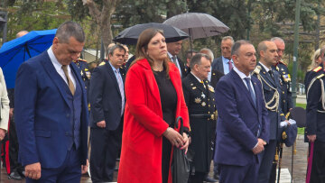 Η Κωνσταντοπούλου  αρνήθηκε να δώσει το χέρι της στον εκπρόσωπο της κυβέρνησης στην παρέλαση στη Λάρισα  - Φωτογραφία