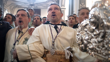 Ο Αντόνιο Μπαντέρας ψάλλει με συγκίνηση στην εκκλησία της Μάλαγα και απευθύνει κάλεσμα για αλληλεγγύη
