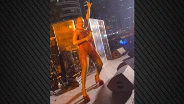 Η Κόνι Μεταξά τραγουδάει «Τρύπες» στο Ντουμπάι - Δείτε το βίντεο