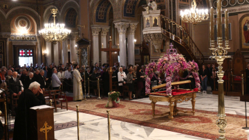 Αποκαθήλωση και προσκύνημα του Επιταφίου στη Μητρόπολη Αθηνών σε κλίμα κατάνυξης - Δείτε βίντεο και φωτογραφίες
