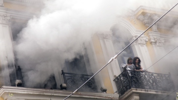 Marfin: Πολίτες αφήνουν λουλούδια για τα θύματα της τραγωδίας 15 χρόνια μετά, δείτε βίντεο