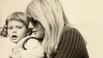 Η Σμαράγδα Καρύδη τίμησε τη γιορτή της Μητέρας με ασπρόμαυρες φωτογραφίες - «Είστε ίδιες με τη μαμά σου» της γράφουν