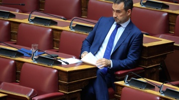 H Νέα Αριστερά δεν βάζει στο «κάδρο» της Προανακριτικής για τα Τέμπη τον Μητσοτάκη