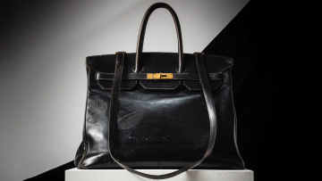 Σε δημοπρασία η πρώτη Birkin του οίκου Hermès: Πώς μια πτήση Παρίσι - Λονδίνο γέννησε την πιο διάσημη τσάντα