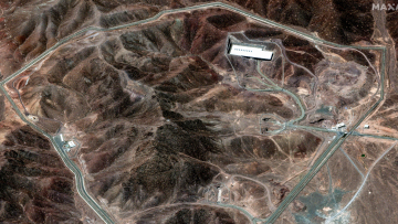 Ανάλυση Guardian: Γιατί ο Τραμπ διστάζει να βομβαρδίσει το Φορντό - Θέλει να τελειώσει «μονομιάς» με το πυρηνικό εργοστάσιο του Ιράν