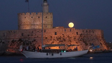 Πανσέληνος Αυγούστου 2025: Ελεύθερη είσοδος σε 114 μουσεία και μνημεία
