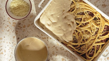 Παστίτσιο: Ο κιμάς, η μπεσαμέλ και το ψήσιμο, όπως μας συμβούλευσαν οι σεφ