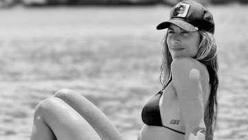 Η Ντορέττα Παπαδημητρίου πόζαρε «on the rocks» σε παραλία της Ίου - Δείτε φωτογραφίες