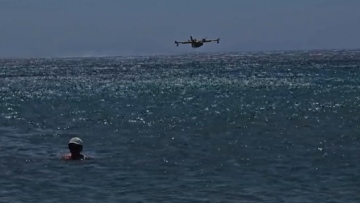 Μπάνιο με τα Canadair στην Ανάβυσσο - Ανεφοδιάζονται μπροστά στους λουόμενους, δείτε βίντεο