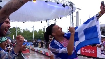 Έκανε τον γύρο του θριάμβου με την ελληνική σημαία στους ώμους και αποθεώθηκε στη Λωζάνη ο Καραλής - Βίντεο 