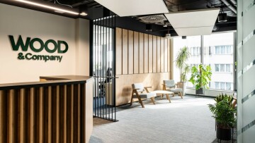 Wood & Company: Ανθεκτική η ελληνική οικονομία – Τι βάζει «φρένο» στα νοικοκυριά