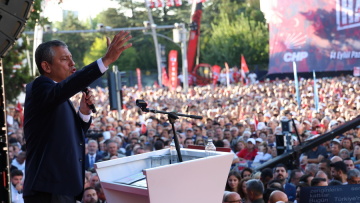 Δεκάδες χιλιάδες σε διαδήλωση του CHP στην Άγκυρα – «Ερντογάν, παραιτήσου» φώναζε το πλήθος
