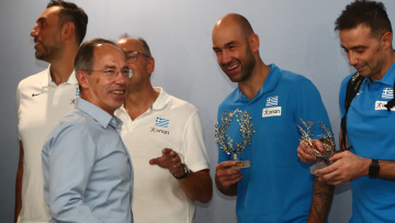 Έφτασε η Εθνική μπάσκετ στην Αθήνα - Θερμή υποδοχή με χαμόγελα και λουλούδια για τους «χάλκινους» Έλληνες