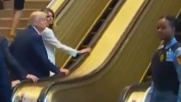 Η εκπρόσωπος του Λευκού Οίκου ζητά απολύσεις για τη βλάβη στις κυλιόμενες σκάλες του ΟΗΕ την ώρα της άφιξης Τραμπ
