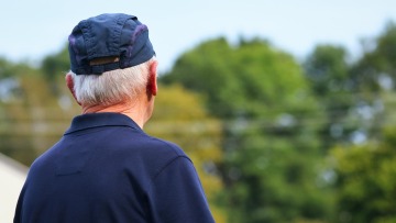 Μάστιγα η ακραία μοναξιά για ηλικιωμένους στη Γαλλία - Τι σημαίνει η κατάσταση «κοινωνικού θανάτου»