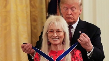 Ποια είναι η δισεκατομμυριούχος Μίριαμ Άντελσον, την οποία επαίνεσε ο Τραμπ στην ομιλία του στην Κνέσετ