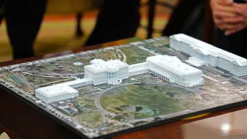 Ο αρχιτέκτονας της αίθουσας χορού του Λευκού Οίκου λέει ότι εξετάζονται προσθήκες και στη Δυτική Πτέρυγα