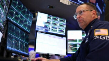 Θετικό κλίμα στις αγορές μετά τις εξελίξεις για το shutdown στις ΗΠΑ: Οι μετοχές ανεβαίνουν, τα ομόλογα υποχωρούν