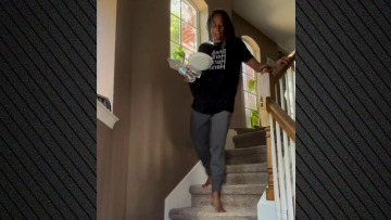 «Τα γόνατά μου κρέμονται από μία κλωστή, αλλά ακόμα στέκομαι όρθια» λέει η θρυλική Ολυμπιονίκης Μάριον Τζόουνς - Δείτε βίντεο