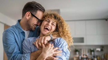 Γιατί ερωτευόμαστε διαφορετικά σε κάθε ηλικία; Η επιστήμη έχει την απάντηση