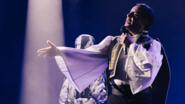 Ο Μαζωνάκης με παραδοσιακή φορεσιά στα MadWalk τραγούδησε Σαββόπουλο 