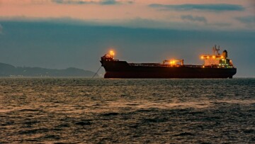 Η αρμάδα με τα δεξαμενόπλοια – φαντάσματα που αναστατώνει τον παγκόσμιο ενεργειακό χάρτη
