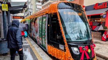 Το πιο χριστουγεννιάτικο τραμ βρίσκεται στην Αθήνα και φέρνει τη μαγεία στους δρόμους της πόλης, δείτε βίντεο