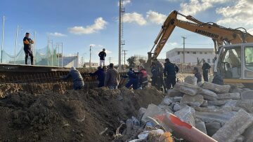 Υποχώρησαν κάγκελα σε αθλητικό κέντρο στη Νάξο, εργάτες έπεσαν σε τάφρο, δείτε φωτογραφίες