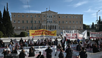 Απεργιακή συγκέντρωση στο Σύνταγμα κατά του νέου προϋπολογισμού, δείτε βίντεο και φωτογραφίες
