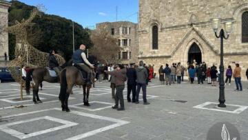 Πιστοί με μικρά και μεγάλα ζώα συμμετείχαν σε εκκλησιασμό στη Ρόδο, δείτε φωτογραφίες