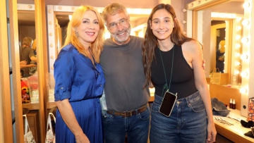 Σμαράγδα Καρύδη και Θοδωρής Αθερίδης: Αγκαλιασμένοι με την κόρη του ηθοποιού στην τελευταία τους δημόσια εμφάνιση πριν τον χωρισμό