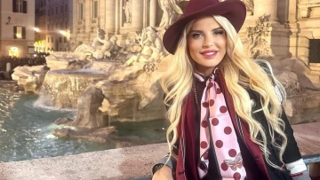 Στη Ρώμη για τα Χριστούγεννα η Μαρίνα Σταυράκη: Η φωτογραφία της στη Φοντάνα ντι Τρέβι