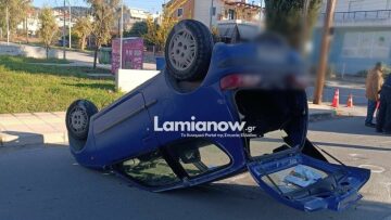 Λαμία: Αυτοκίνητο αναποδογύρισε στη μέση του δρόμου μετά από τροχαίο, τραυματίστηκε ένας ηλικιωμένος, δείτε βίντεο
