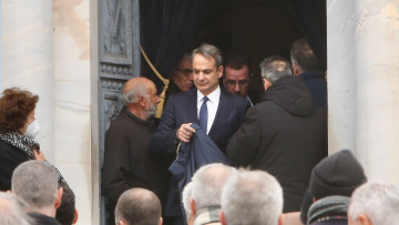 Το τελευταίο «αντίο» αυτή την ώρα στον πατριάρχη της Βιοχάλκο Νίκο Στασινόπουλο, παρών και ο Κυριάκος Μητσοτάκης