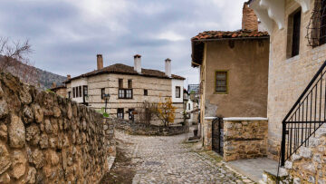 Χειμερινές αποδράσεις στην Ελλάδα: 5 προορισμοί για στιγμές με αχνιστό ρόφημα, βιβλίο και έμπνευση
