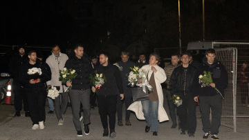 «Αδέλφια μας εκεί ψηλά που ζείτε»: Το αντίο των ποδοσφαιριστών του ΠΑΟΚ στους 7 οπαδούς που χάθηκαν στη Ρουμανία